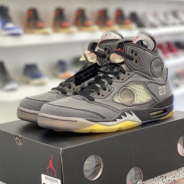 NK AIR JORDA_N RETRO 5 SP OFF-WHITE MUSLIN [GREY] 2108025