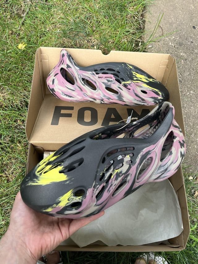 ADS YEEZY FOAM RUNNER MX CARBON UA – GALAXY SPLASH EDITION [BLACK / PINK / YELLOW] 2508025
