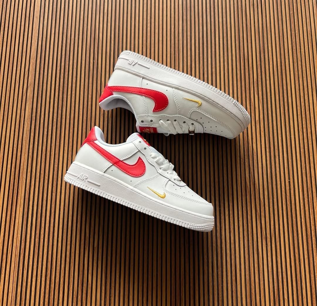 NK AIR FORCE 1 LOW ESSENTIAL GYM RED MINI SWOOSH [WHITE/ RED] 0809025