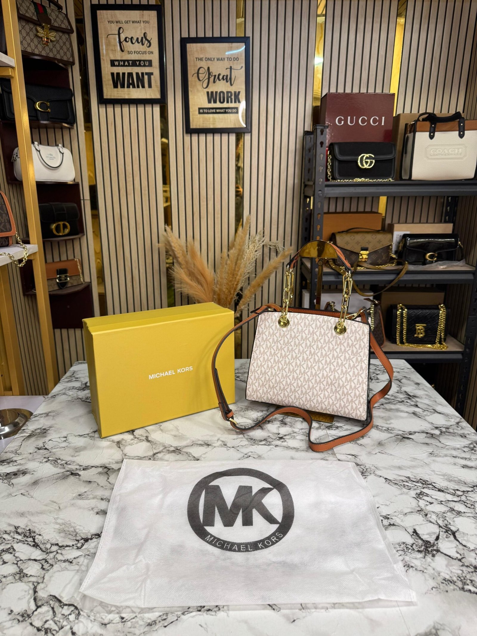 MICHAEL KORS CYNTHIA SIGNATURE LOGO SATCHEL PREMIUM BAG π€β