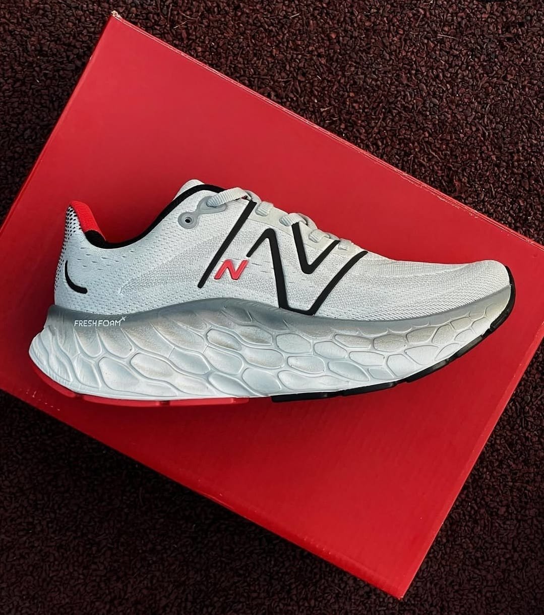 NB FRESH FOAM MORE V4 MARATHIN CUSHIONED RUNNER [GREY / RED / BLACK] 2708025