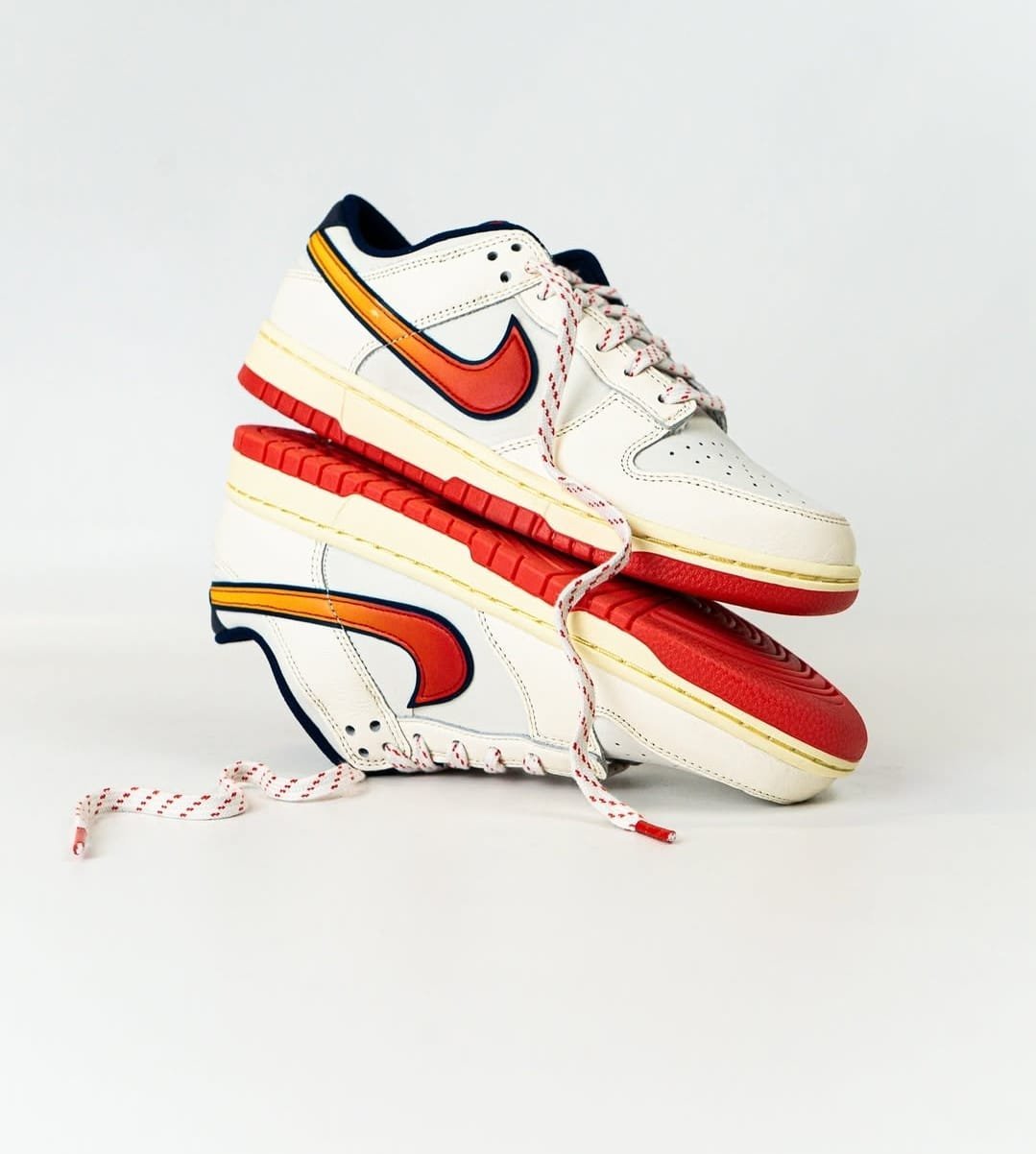 NK SB DUNK LOW RETRO SE RETRO LETTERING - RED SUNSET SWOOSH EDITION [WHITE / ORANGE / BLUE] 2508025