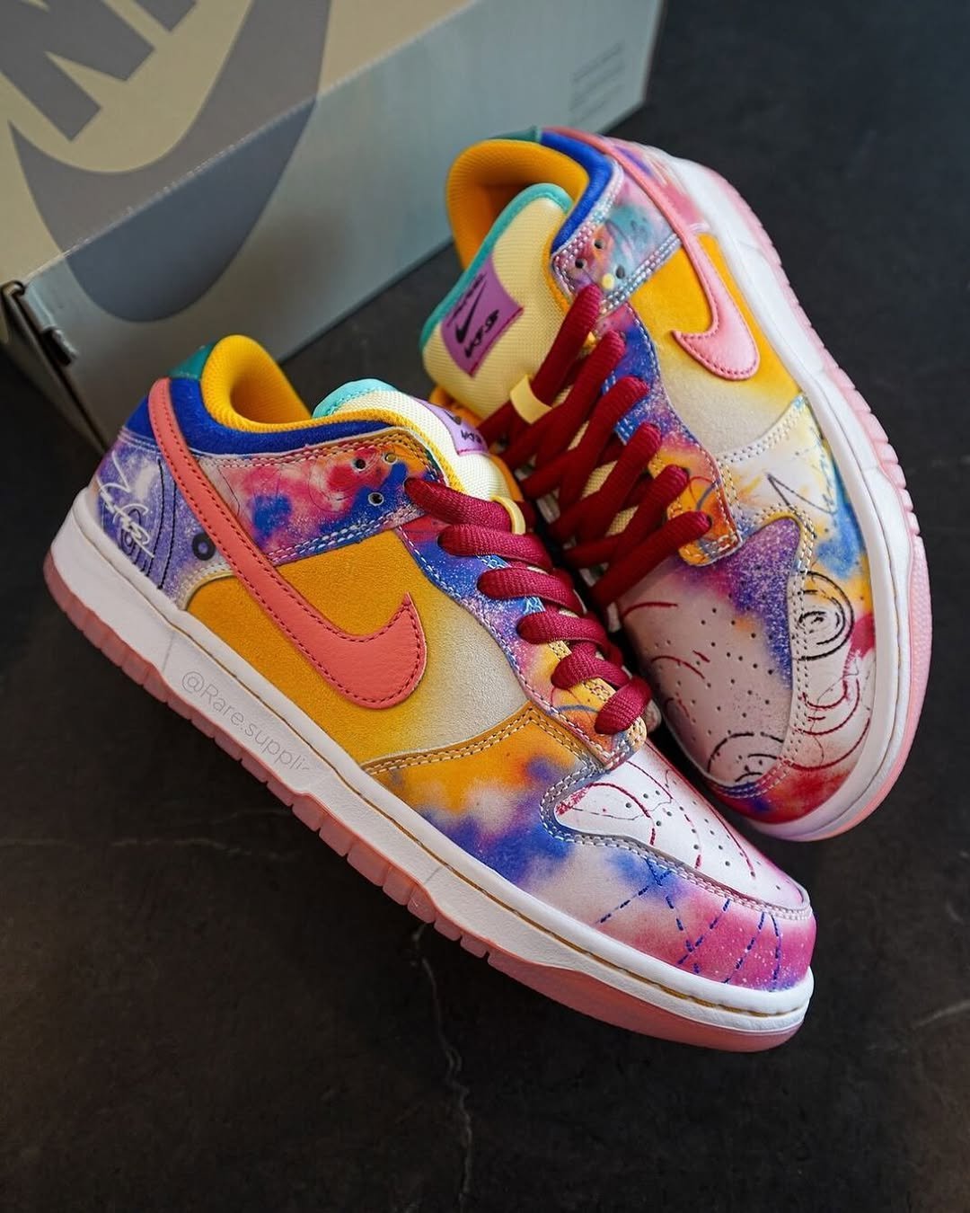 NK SB DUNK LOW FRIENDS FAMILY VIBRANT SPLASH [MULTI] 0609025