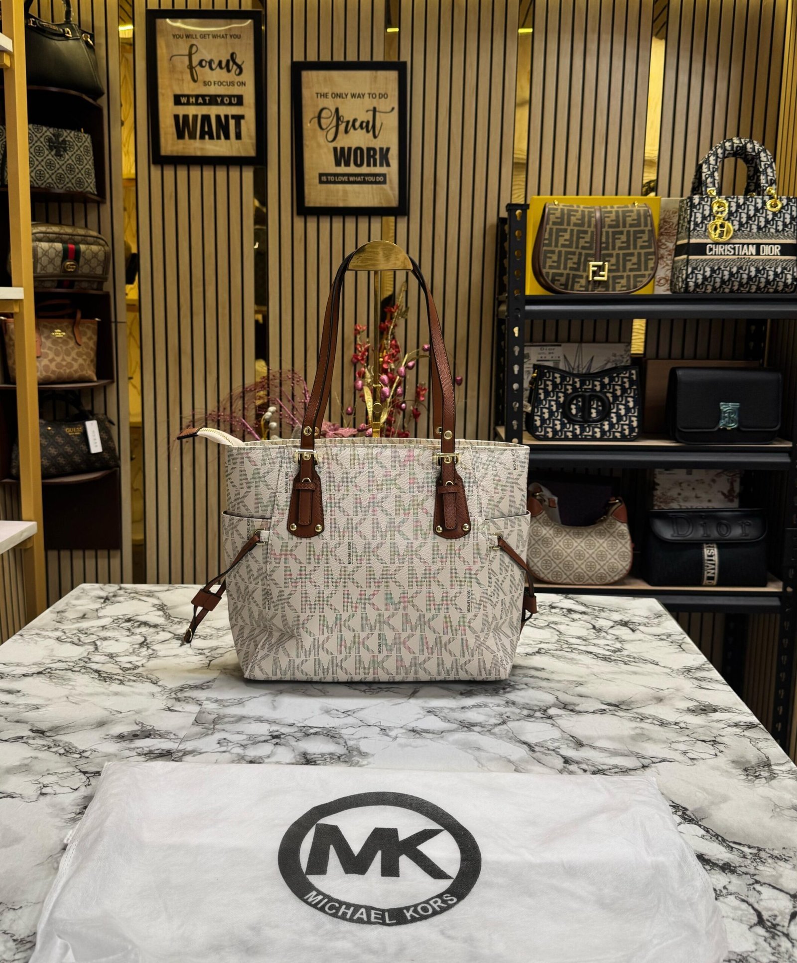 MICHAEL KORS VOYAGER PREMIUM TOTE BAG WITH OG DUST BAG